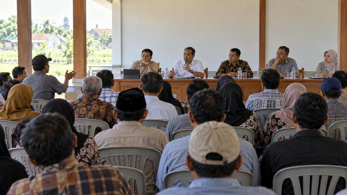 Warga ilustratif menghadiri pertemuan terbuka di aula daerah.
