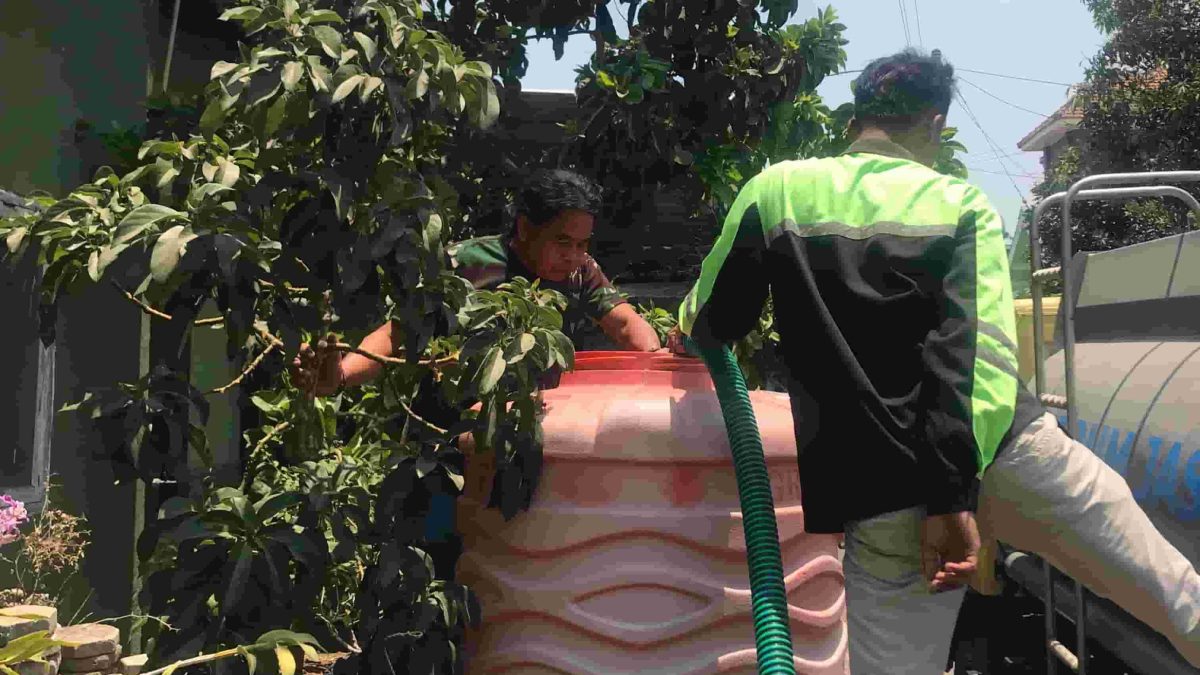 Warga menyiapkan tandon air bersih di Sumberayu, Kabupaten Malang