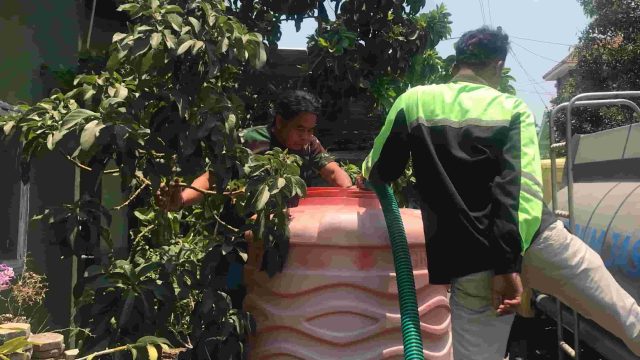 Warga menyiapkan tandon air bersih di Sumberayu, Kabupaten Malang