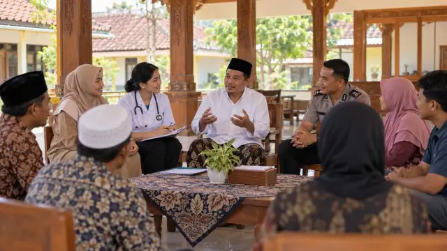 Warga dan petugas berdiskusi mengenai pencegahan narkotika di balai desa Pamekasan