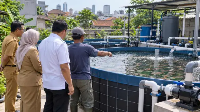 Petugas memeriksa lokasi untuk rencana budidaya ikan Mini RAS di Tegalgede
