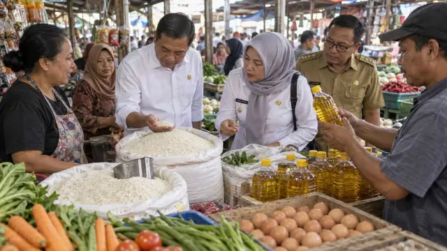 Petugas memeriksa harga bahan pokok di salah satu pasar tradisional Surabaya