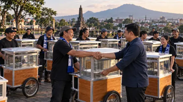 Penyerahan rombong UMKM kepada koordinator lapangan Aremania oleh Polres Malang