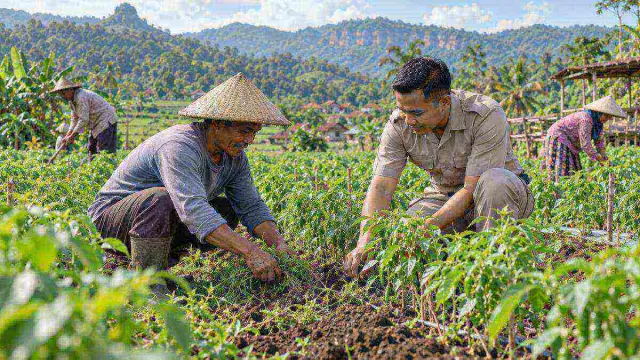 Bhabinkamtibmas Desa Manggis Dampingi Petani Merawat Tanaman