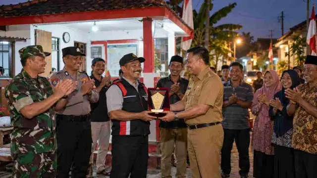Ilustrasi kegiatan keamanan lingkungan di pos ronda Bojonegoro
