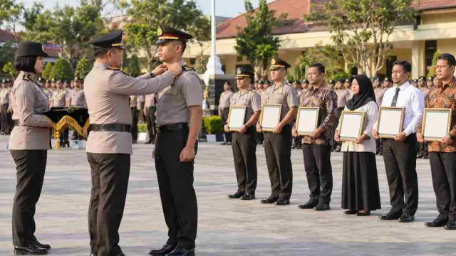 Ilustrasi upacara penghargaan di lapangan apel kepolisian