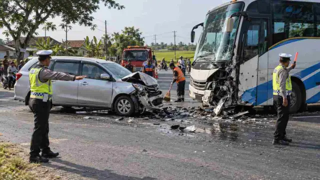 Polisi Tangani Kecelakaan Bus dan Avanza di Pucuk
