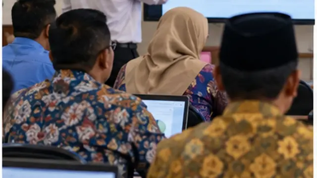 Ilustrasi editorial realistis untuk topik sosialisasi SIPD bantuan keuangan partai politik di Kabupaten Jember, tanpa teks dan logo.